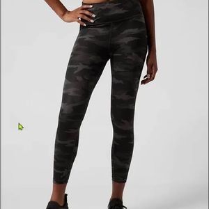 Athleta Ultimate Stash7/8 Legging. Color: Camo. Size: Large